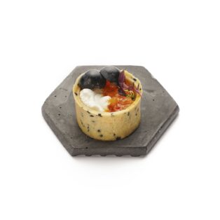 Tartaletė su ožkos kremu, mangų čatniu, uogomis