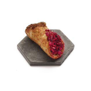 Cannoli su antienos paštetu, degintais duonos trupiniais, uogomis