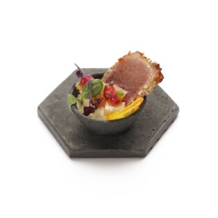 Krepšelis su tuno tataki, mango salsa, ponzu kremu