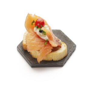 Brusketa su dūminiu upėtakiu, artišokų kremu, avietėmis