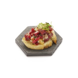 Brusketa su gorgonzolos kremu, rūkytos anties ir kriaušių tartaru