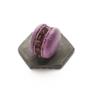 Macarons su juodaisiais serbentais