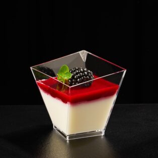 Kokosinė panna cotta su gervuogių tyre / 1 vnt.