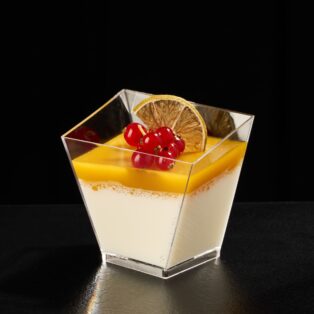 Kokosinė panna cotta su mangų tyre / 1 vnt.