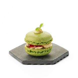 Macarons su antienos paštetu ir vyšnių geliu/ 1 vnt.