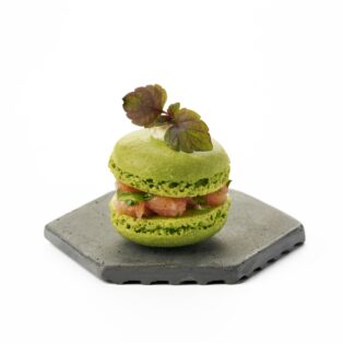 Macarons su jautienos tartaru, kaparėliais, garstyčių aioli / 1 vnt.