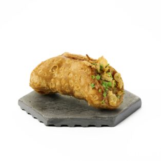 Cannoli su chipotle plėšyta kiauliena ir traškiais svogūnais / 1 vnt.