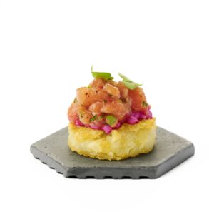 Mini bulvių rosti su lašišos gravlaksu ir krienų padažu / 1 vnt.