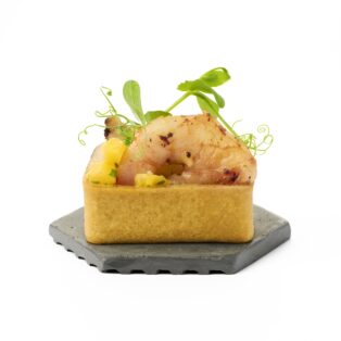 Tigrinė krevetė su mangų ir avokadų salsa / 1 vnt.