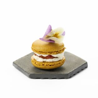 Macarons su lengvai sūdyta lašiša ir yuzu citrininiu kremu/ 1 VNT.