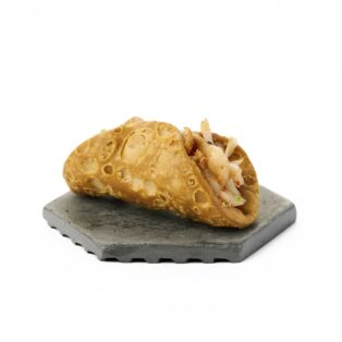 Cannoli su snieginio krabo mėsa ir citrininiu maskarponės kremu / 1 vnt.