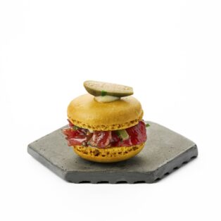 Macarons su buratos kremu, confit pomidoru ir bazilikų aliejumi / 1 vnt.